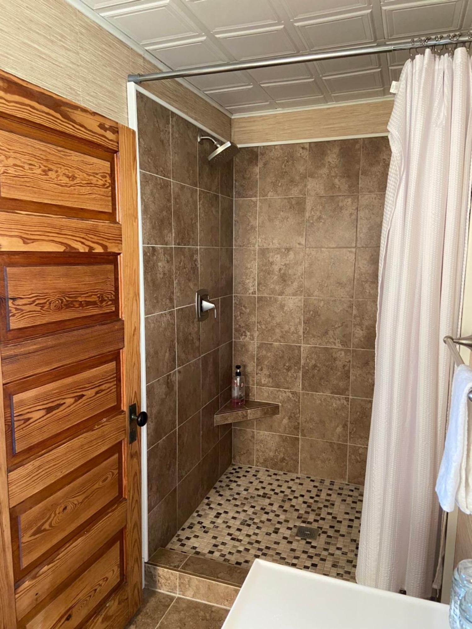 Tavern - Country Suite Newport Екстер'єр фото