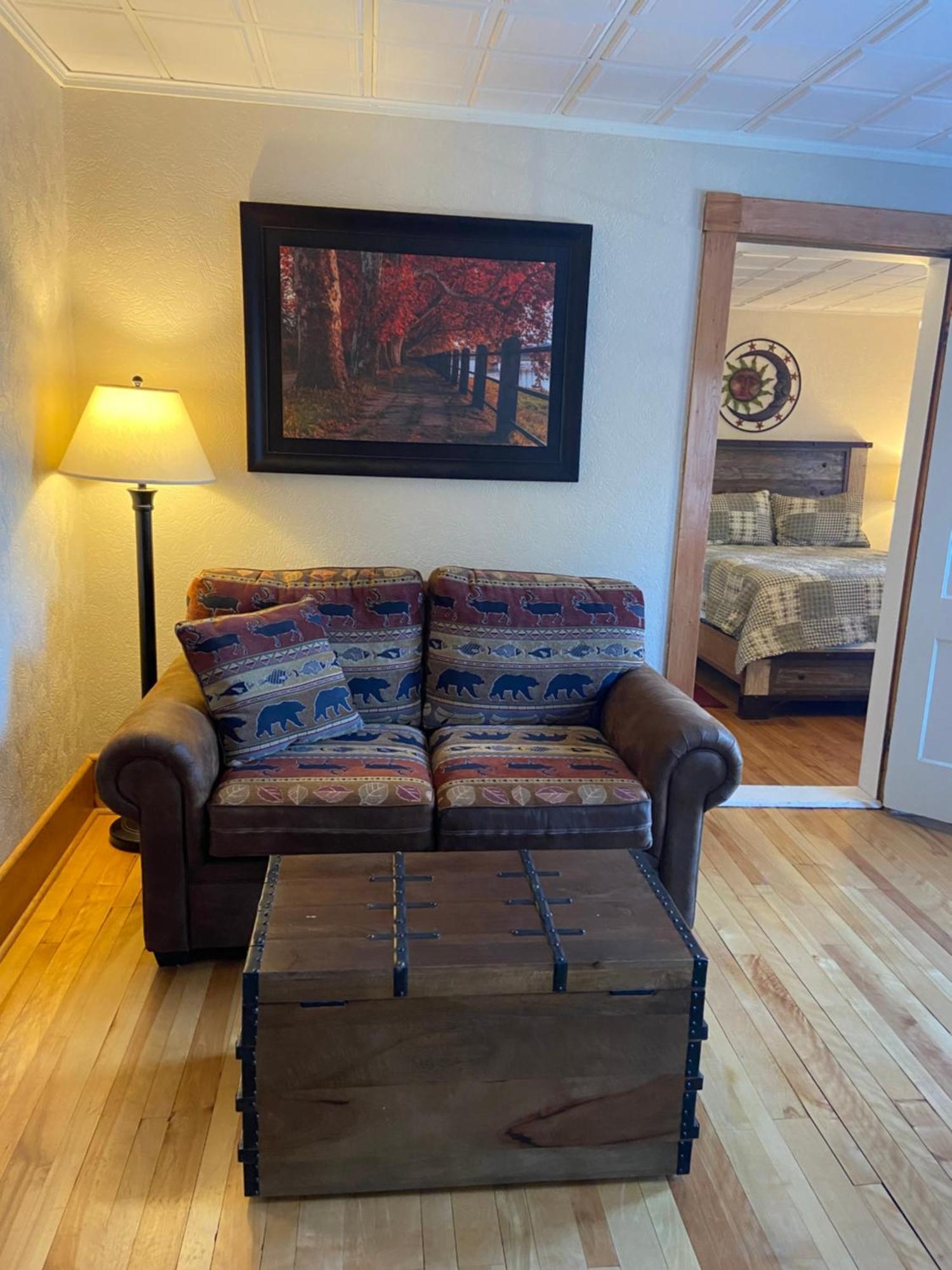 Tavern - Country Suite Newport Екстер'єр фото